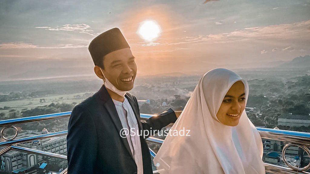 Usai Gelar Resepsi Pernikahan Tertutup, Ustaz Abdul Somad dan Fatimah Pamer Kemesraan di Atas Menara Gontor