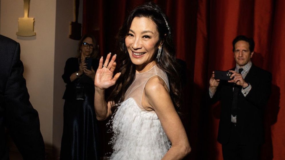 Michelle Yeoh Jadi Artis Asia Pertama Pemenang Aktris Terbaik Oscar, Dedikasikan Kemenangan untuk Ibunda