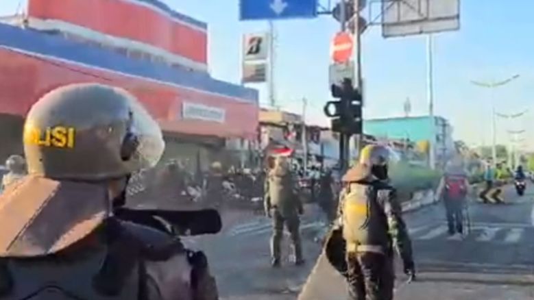 Jalan Otista Jaktim Sempat Ricuh Buntut Ojol Dilindas Rantis Brimob, Polantas Diculik Massa tapi Tak Dihabisi
