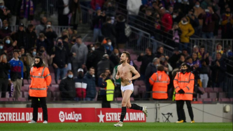 Detik-Detik Rakitic Berlari dan Nyaris Bugil di Camp Nou saat Barcelona Kalahkan Sevilla