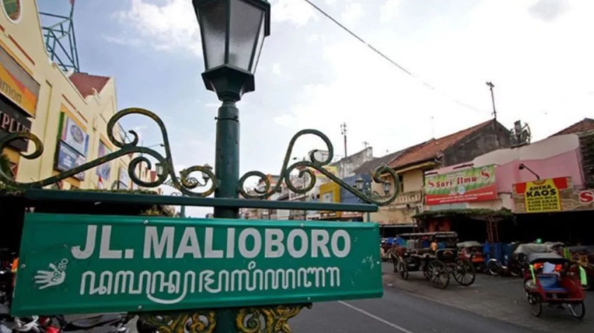 Wisatawan yang Merokok di Kawasan Malioboro Yogyakarta Didenda Rp7,5 Juta