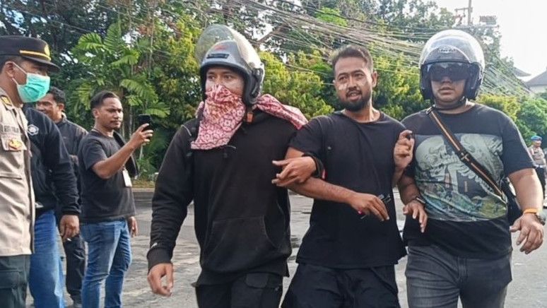 Ratusan Demonstran Ditangkap Saat Unjuk Rasa di Depan Kantor DPR Bali