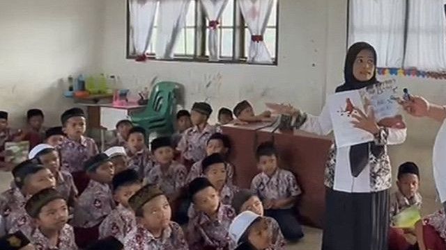 Viral Murid Melantai di Sekolah, Pemerintah di Aceh Minta Maaf, Langsung Beli Meja-Kursi