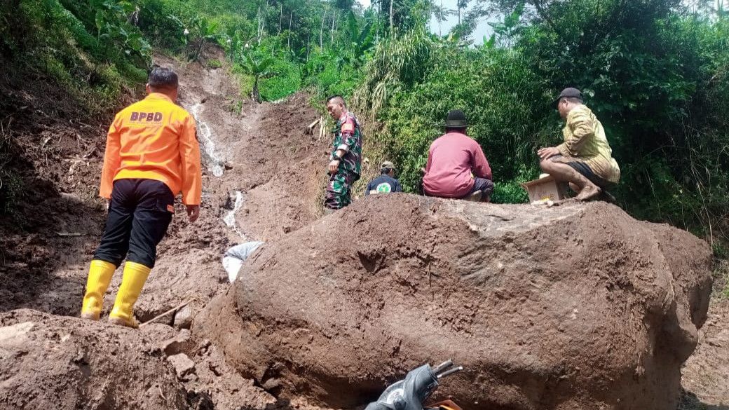Tanah dan Batu Raksasa Tutup Jalan Penghubung di Bandung Barat