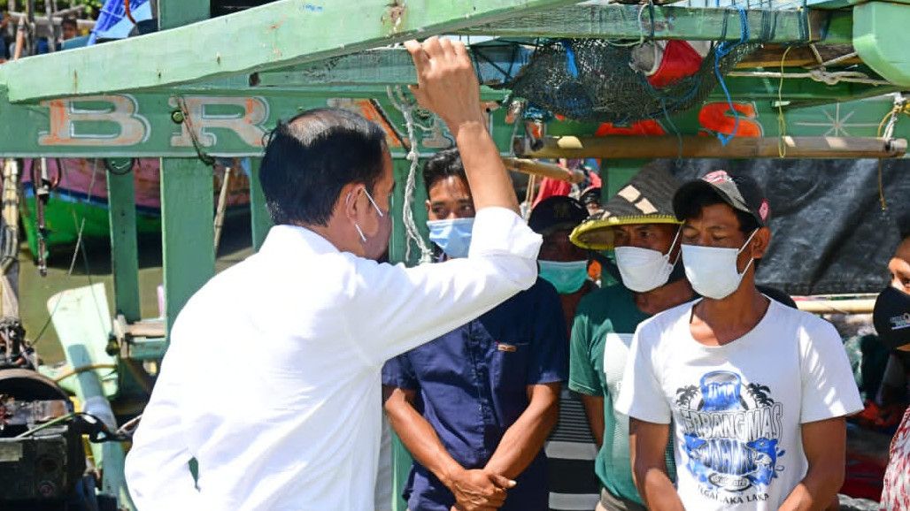 Momen Nelayan Ngeluh Solar Langka saat Bertemu Presiden Jokowi di Cirebon