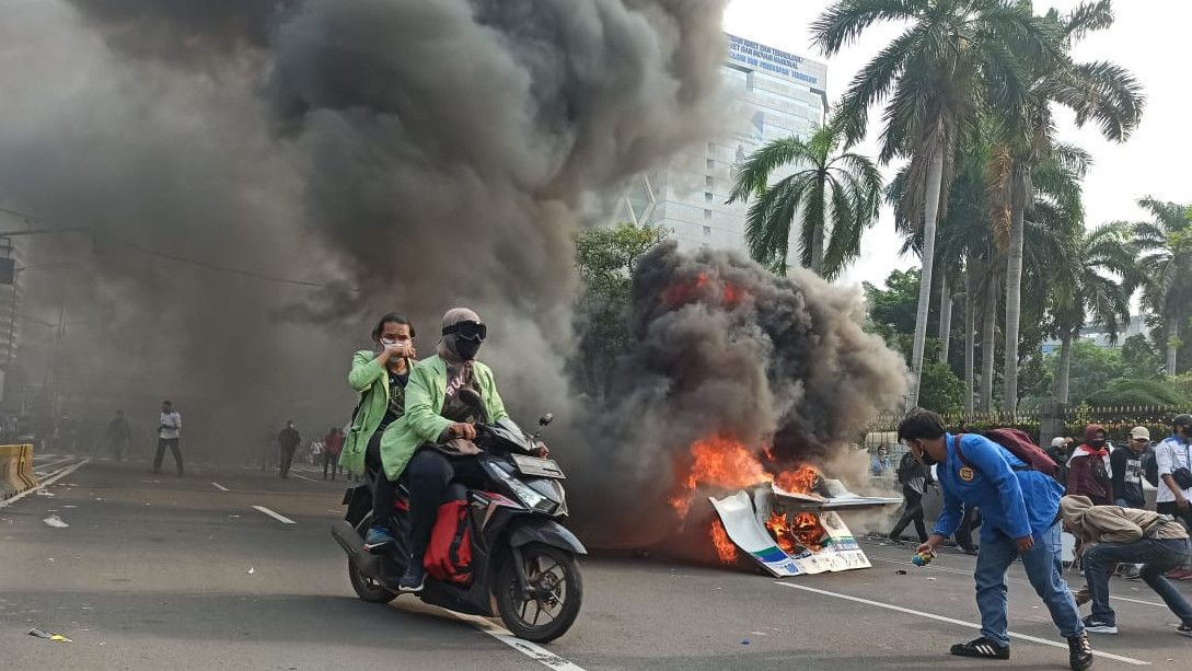 FOTO: Jakarta Membara Tolak Undang-Undang Cipta Kerja