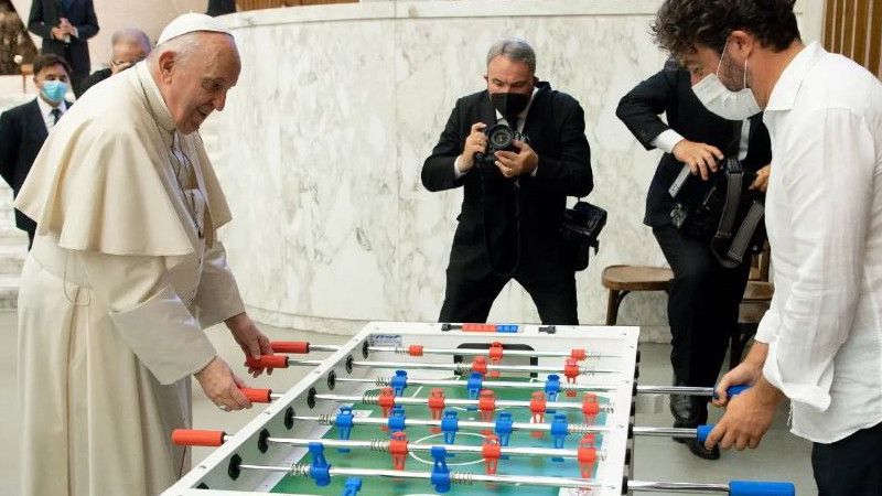 Sering Dapat Jersey Bola, Paus Fransiskus Kini Dapat Hadiah Gim Foosball