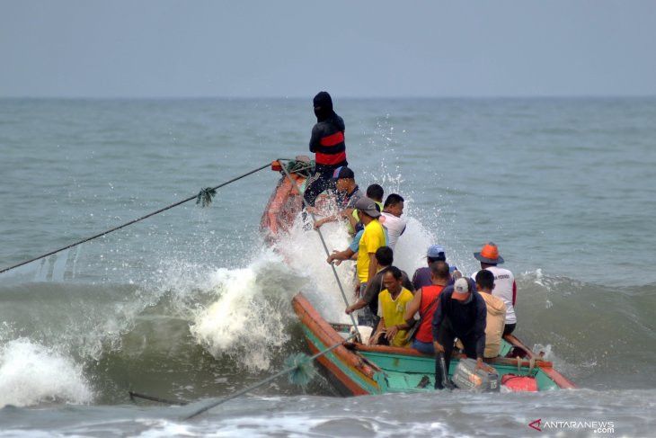 Nelayan Diminta Waspada Gelombang Tinggi hingga 6 Meter di Sejumlah Perairan Indonesia