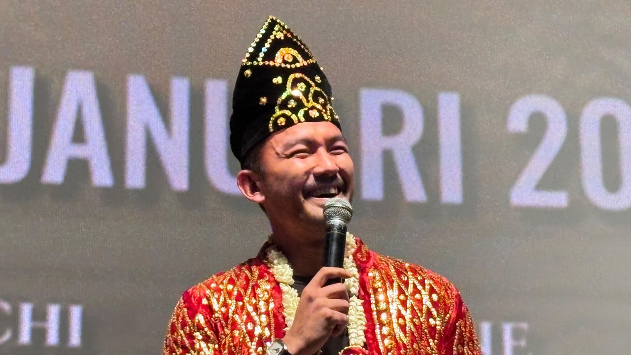 Pertama Kali Syuting di Kalimantan, Rio Dewanto Belajar Dayung Jakung hingga Main Tenis Bareng Warga Lokal