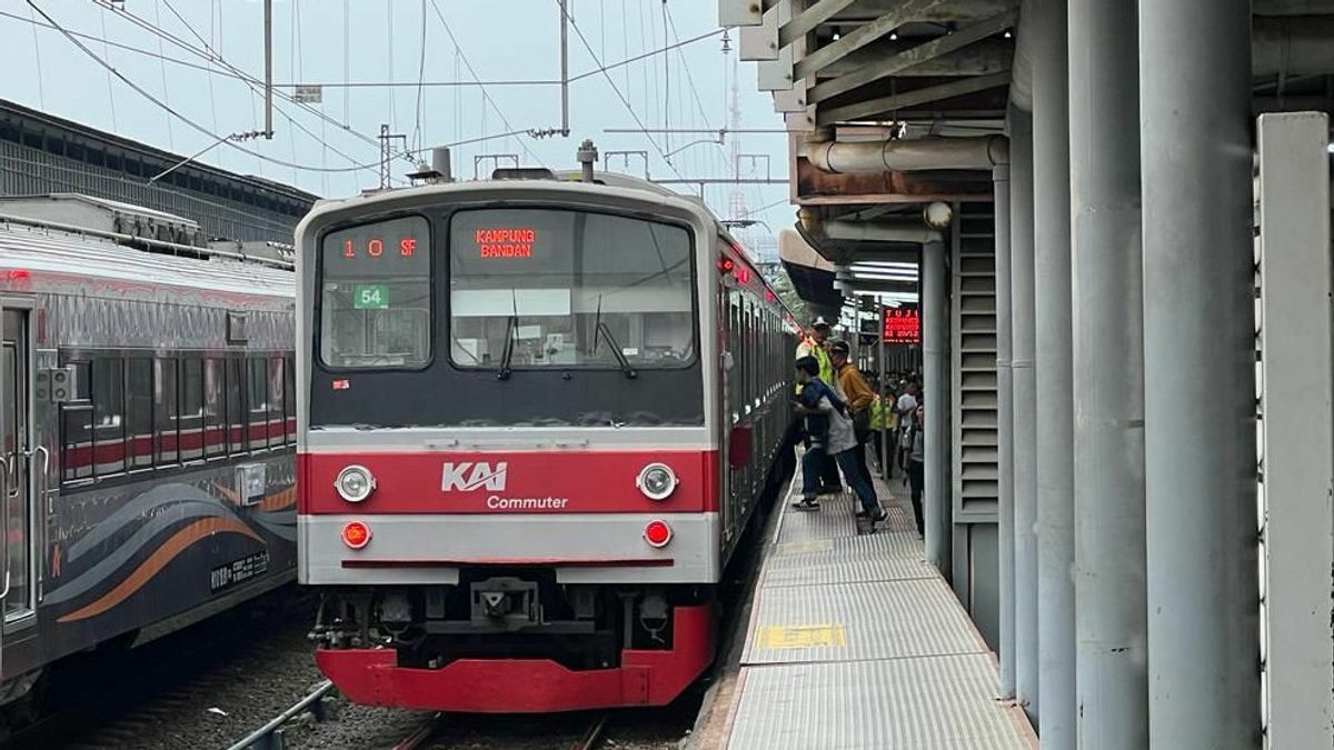 Nekat Seberangi Rel Lewat Jalur Pintas, Seorang Pria di Jatinegara Tewas Tersambar Kereta