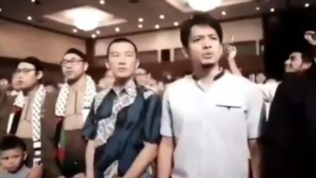 Viral Video Ustadz Felix Siauw Tak Ikut Nyanyi Indonesia Raya, Netizen Soroti Mulutnya yang Mingkem