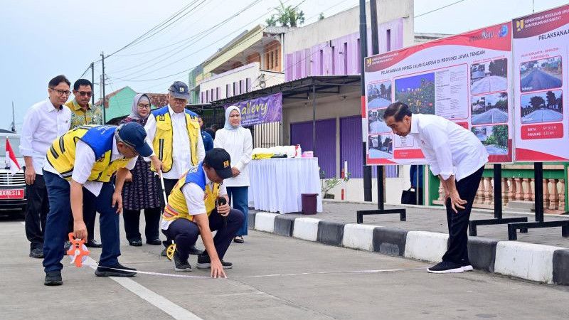 Gaya Jokowi Meninjau Perbaikan Jalan Rusak di Jawa Tengah yang Sempat Dikeluhkan Warga