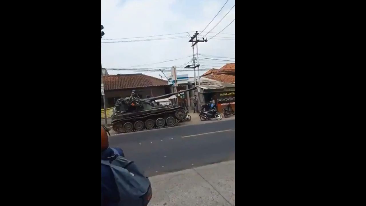 Viral! Tank TNI Tabrak Motor dan Gerobak di Bandung Barat