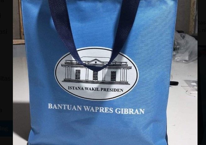 Gibran Bagi Bansos Bertuliskan Namanya ke Warga Jakarta, yang Dikenang Malah Anies