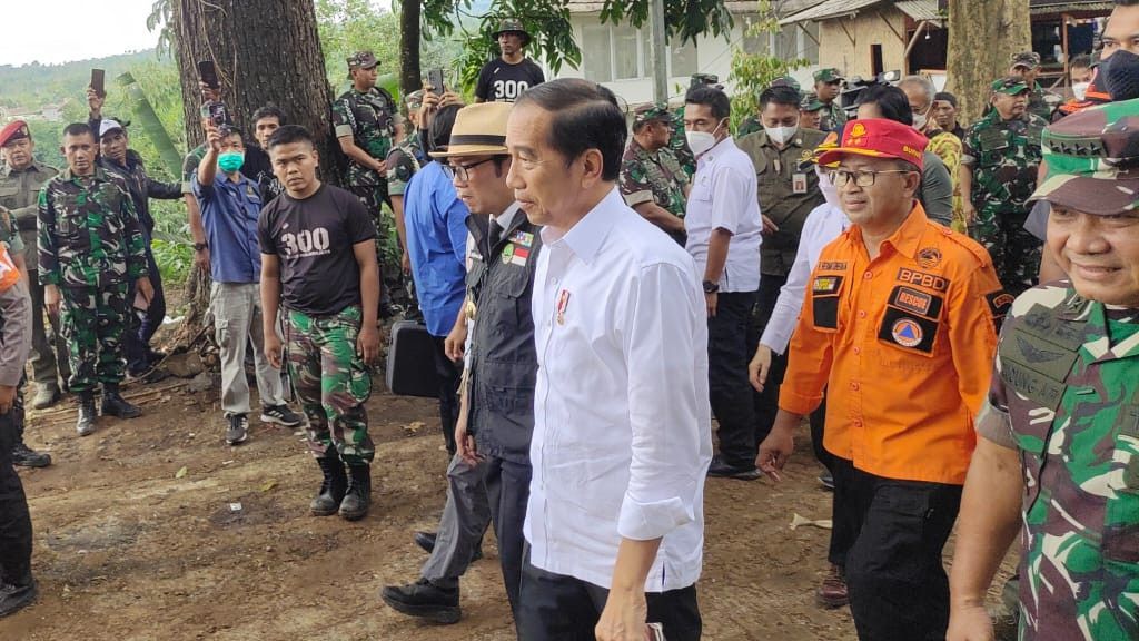 Kunjungi Lokasi Gempa Bumi di Cianjur, Jokowi ke Anak Buah: Saya Perintahkan Dahulukan Evakuasi Korban yang Tertimbun