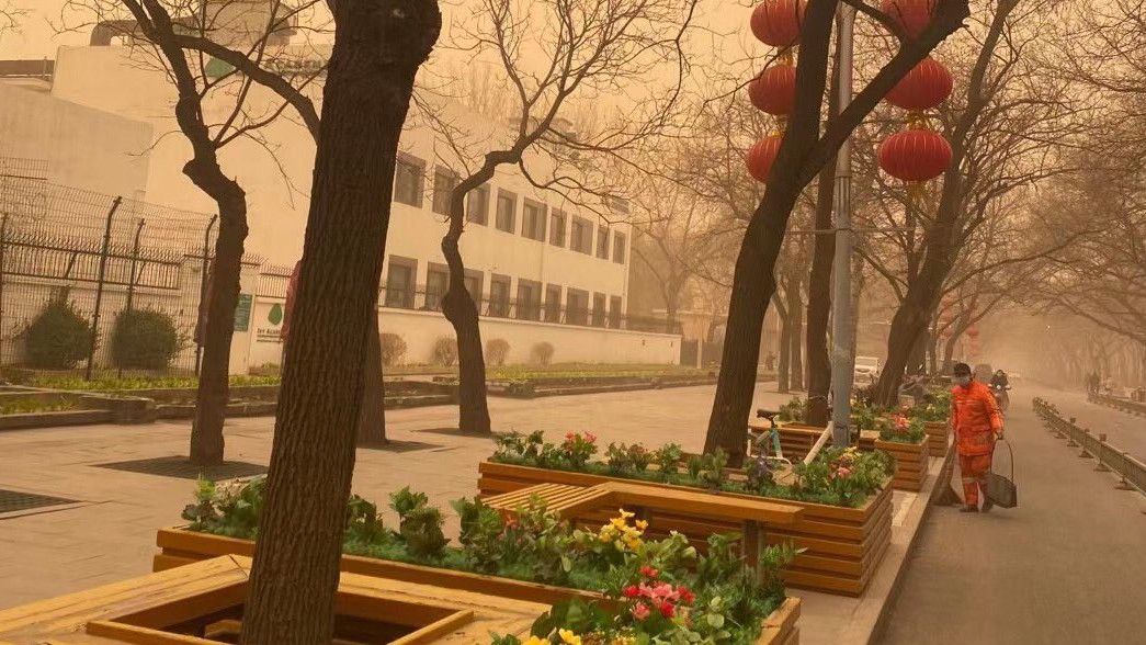 Langit Kota Beijing China Berubah Jadi Oranye, Ini Penyebabnya