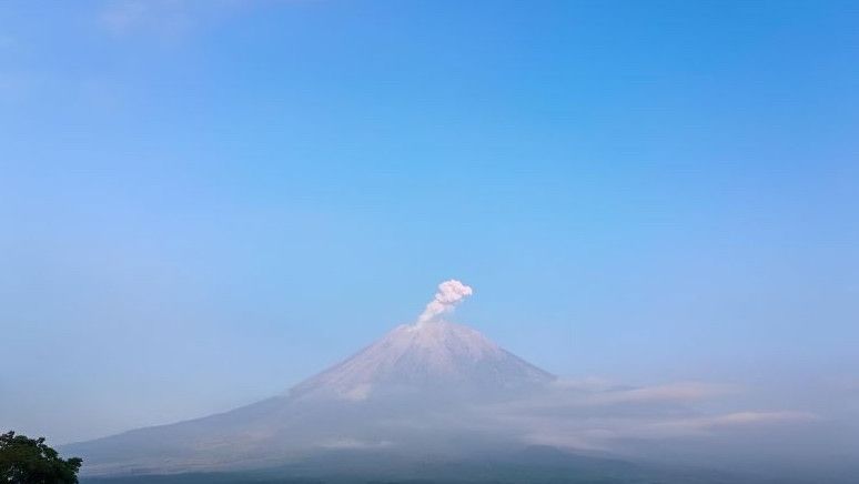 Gunung Semeru Erupsi, Lontarkan Abu Setinggi Seribu Meter