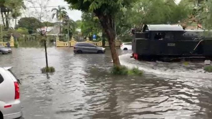 Cuaca Buruk,  Jalanan Utama di Solo Banjir