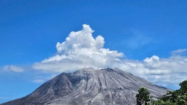 Status Gunung Ruang Diturunkan menjadi Siaga, Warga Tetap Diminta Waspada