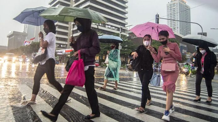 BMKG: Sebagian Wilayah Jakarta Diguyur Hujan dari Siang hingga Malam