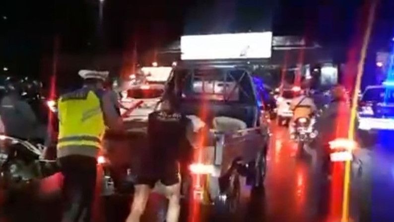Momen Mobil Pikap Patah As di Jalanan Kota Bogor, Langsung Didorong Polisi