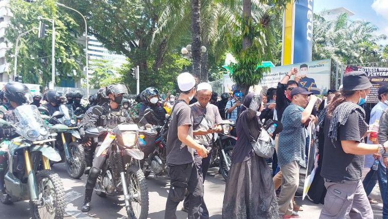 Momen Pasukan TNI dan Polri  Pakai Motor Trail Bubarkan Kerumunan Reuni 212 di Thamrin, Massa: Takbir!