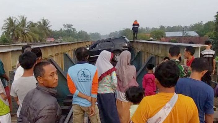 Mobil Fortuner Pelat B Nyelonong Masuk Jalur Kereta di Banyumas, Sopir Sengaja Ajak Penumpang Sekeluarga Bunuh Diri