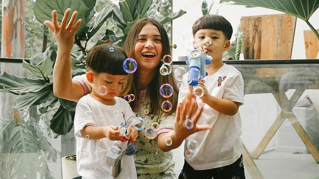 Mendadak Dinasihati Netizen karena Sekolahkan Anak di TK Kristen, Begini Reaksi Bijak Putri Titian