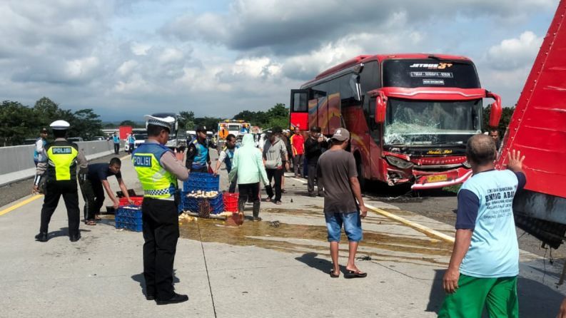 Detik-Detik Kecelakaan Beruntun di Tol Semarang-Solo, Bus Oleng Tabrak Dua Mobil