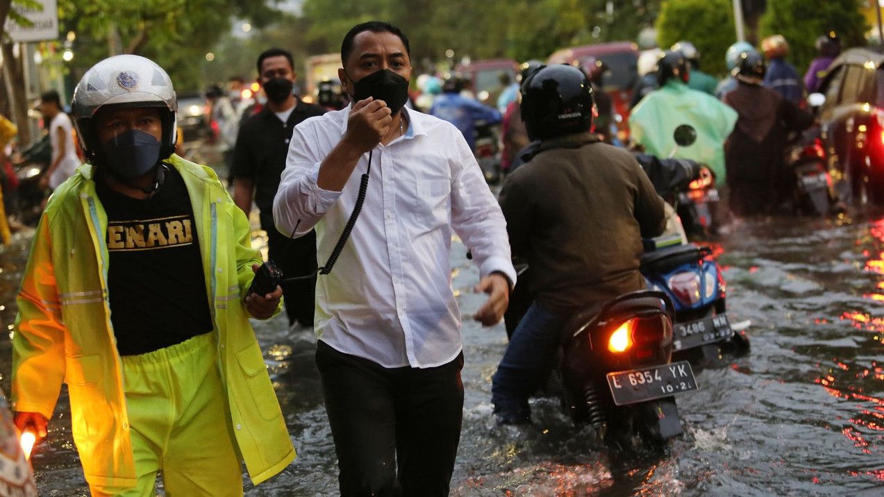 Aksi Wali Kota Surabaya Eri Cahyadi Basah-basahan Atur Lalu Lintas Saat Banjir Disorot Netizen: Biar Apa Coba Pakai Kemeja Hujan-hujanan..