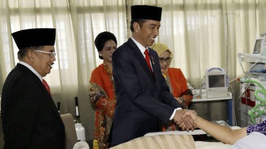 Beredar Foto Jokowi dan Ma'ruf Amin Jenguk Ade Armando, Benarkah?