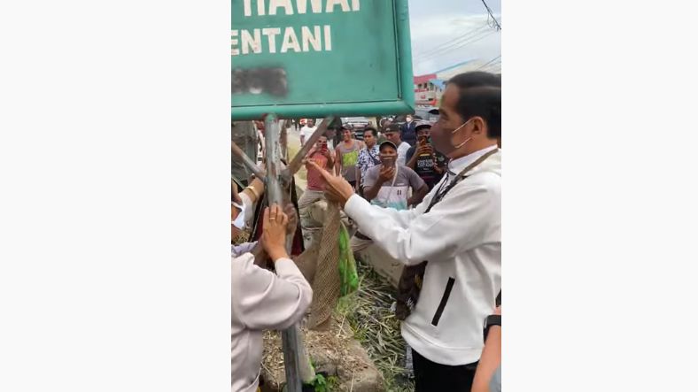 Tiba di Jayapura, Ini Aksi Jokowi Beli Tas Noken Khas Papua di Pinggir Jalan Mepet Got