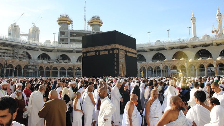 Macam-Macam Tawaf Berdasarkan Waktu Pelaksanaan dan Hukum yang Berbeda