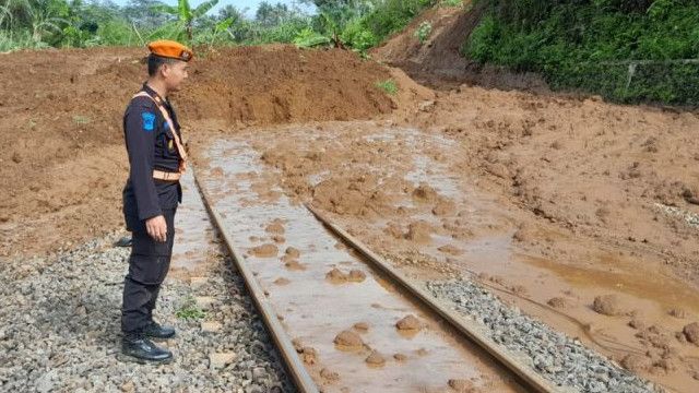 Beberapa Perjalanan Kereta Api ke Daerah Jateng Dialihkan karena Longsor Tutupi Rel