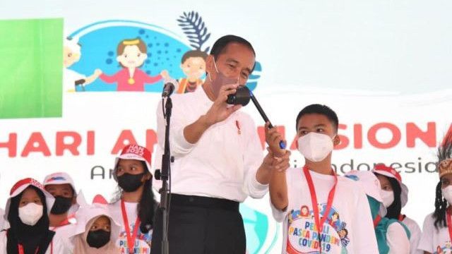 Aksi Jokowi Jadi Pesulap Hibur Anak-Anak di Kebun Raya Bogor: Simsalabim Keluar Bunga..