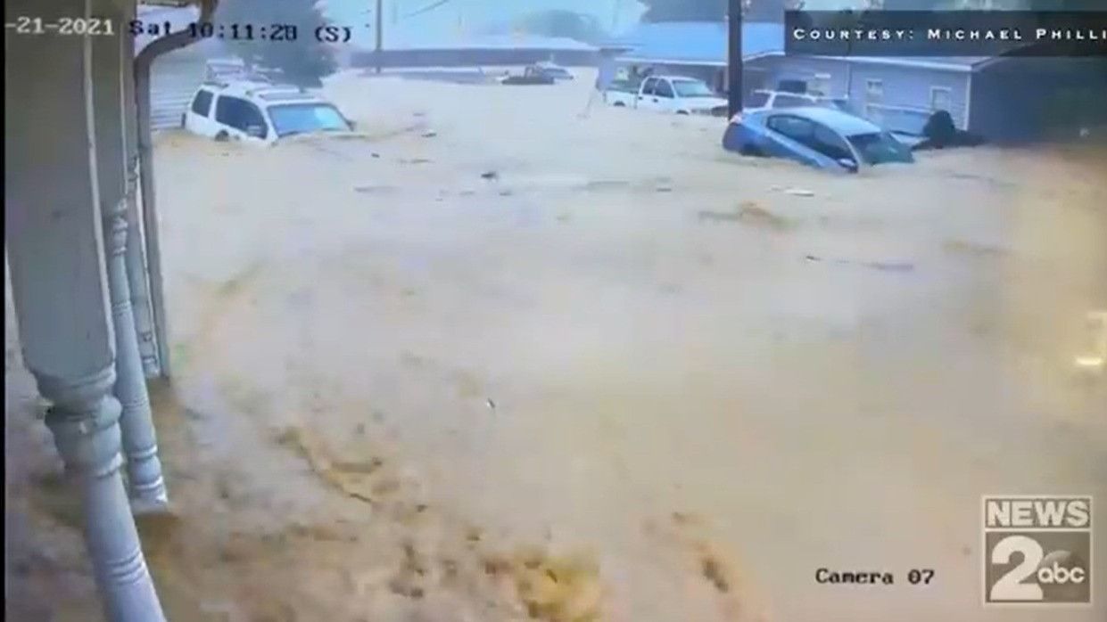 AS Dilanda Banjir Bandang, Jalanan Berubah Jadi Arus Sungai, 44 Orang Tewas