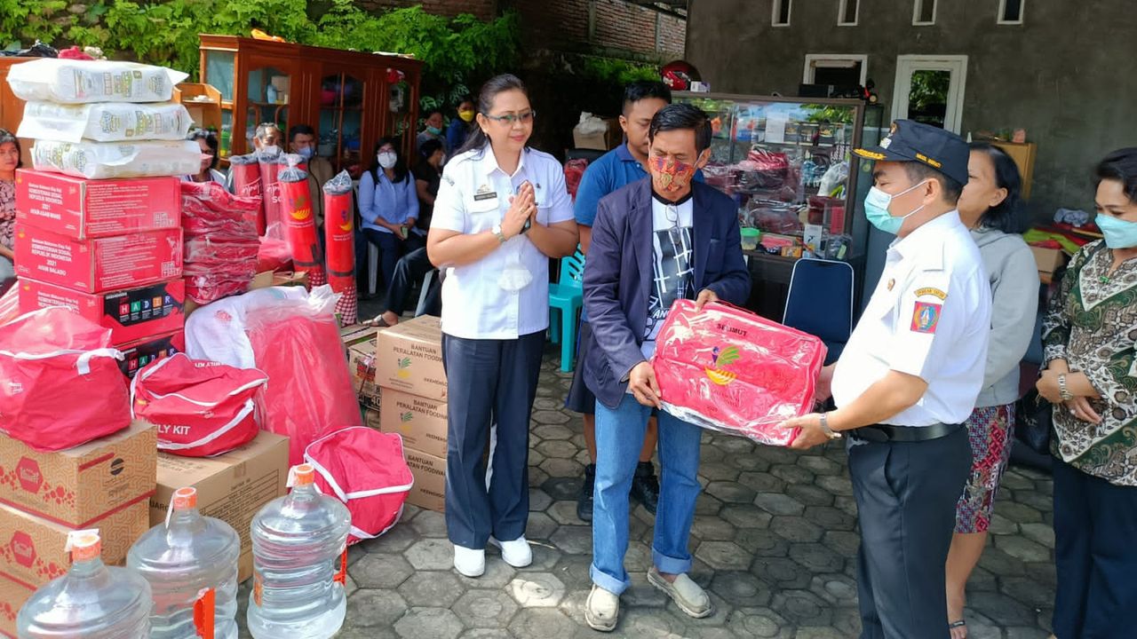 Gubernur Sulsel Sudirman Bergegas Bantu Korban Kebakaran di Ariang Toraja