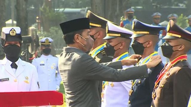 Lantik Perwira TNI/Polri, Jokowi: Tunjukkan Integritas dan Loyalitas Saudara Kepada Masyarakat, Bangsa dan Negara