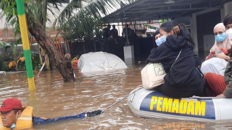 Mampang banjir Besar, Momen Anak Kos Dievakuasi Pakai Perahu Karet