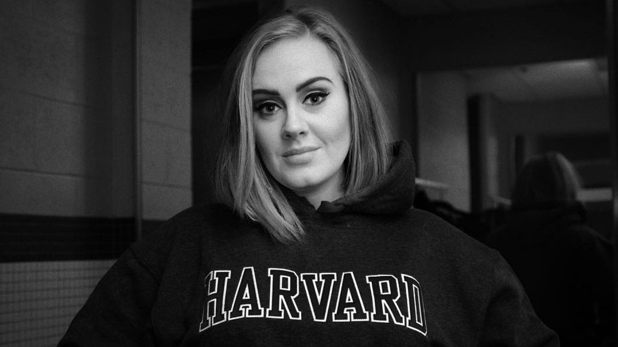 Adele Beri Dukungan ke Beyonce Lewat Kostum 