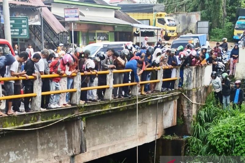 Warga Agam Sumbar Lompat dari Jembatan Mau Bunuh Diri, Kini Kondisinya Kritis