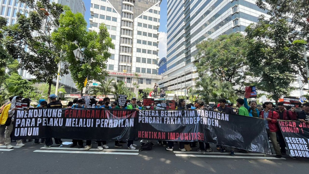 Mahasiswa Demo Lagi di MK, Desak Penyiram Air Keras Andrie Yunus Diseret ke Peradilan Umum