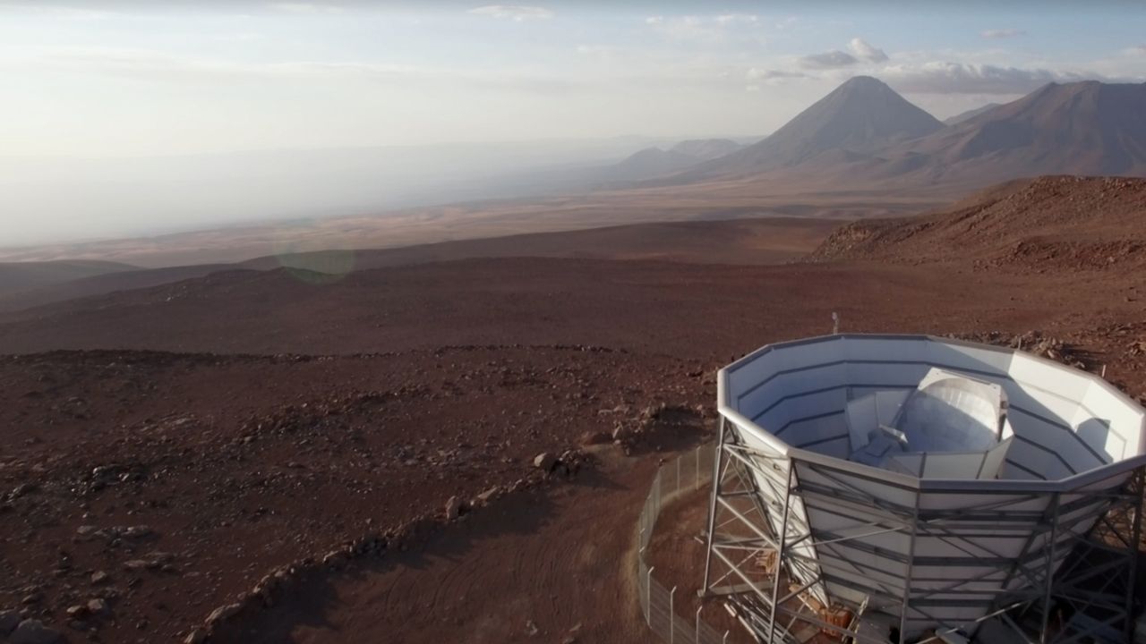 Teleskop ACT yang terletak di puncak gunung di Gurun Atacama, Chile