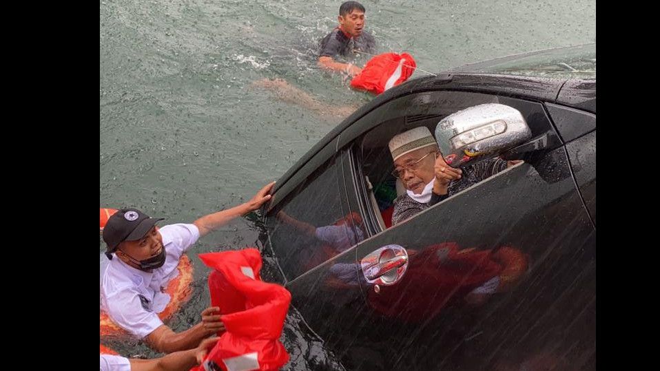 Detik-detik Toyota Avanza Jatuh dari Kapal Feri di Danau Toba, Satu Orang Tewas
