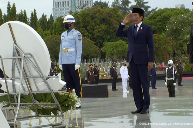 Jokowi Tabur Bunga di Makam Habibie, Ani Yudhoyono hingga Pahlawan Tak Dikenal