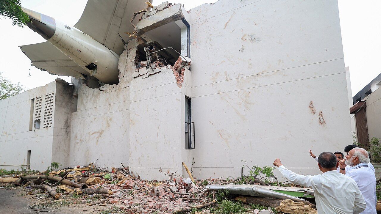 Dua Kotak Hitam Air India yang Jatuh di Ahmedabad Berhasil Ditemukan
