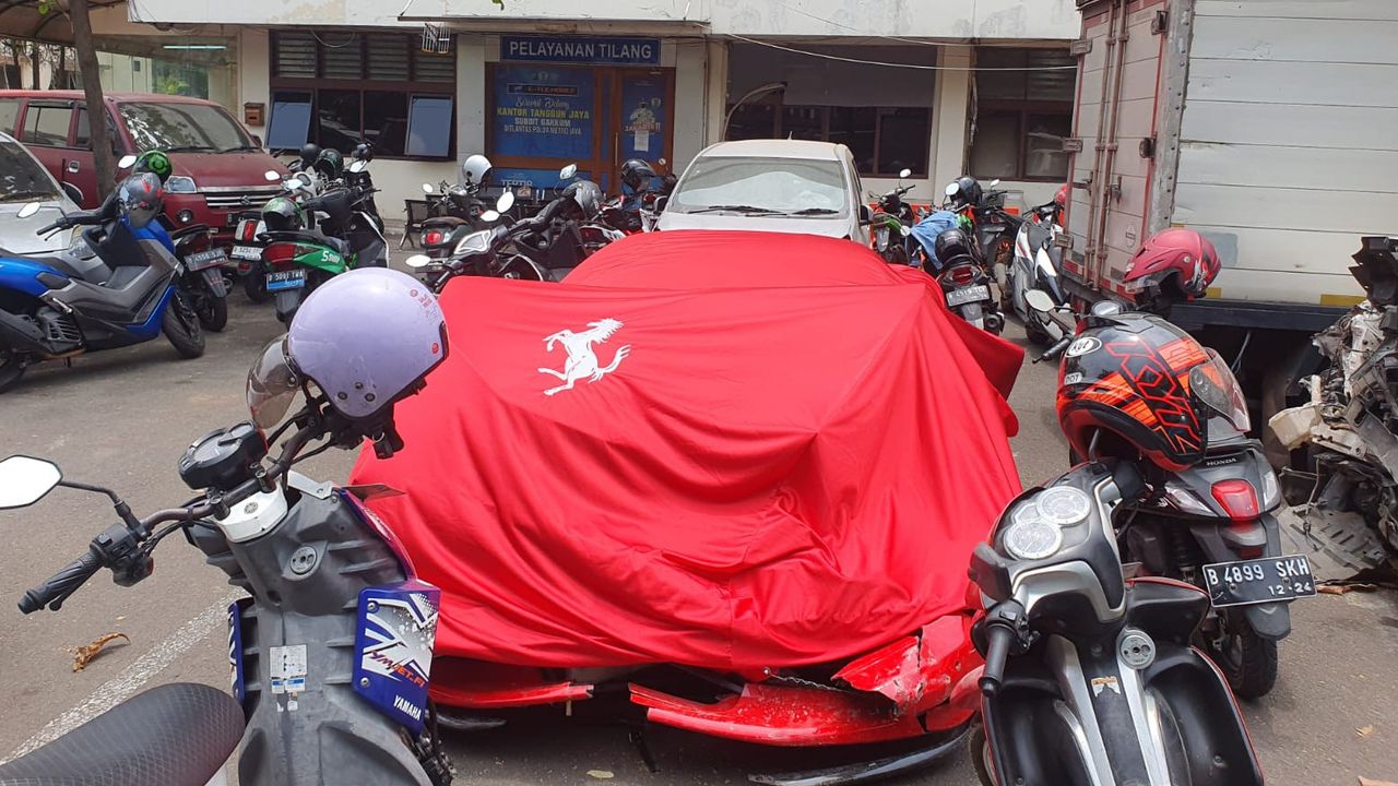 Detik-Detik Ferrari Tabrak Lima Kendaraan di Jalan Jenderal Sudirman Jakarta