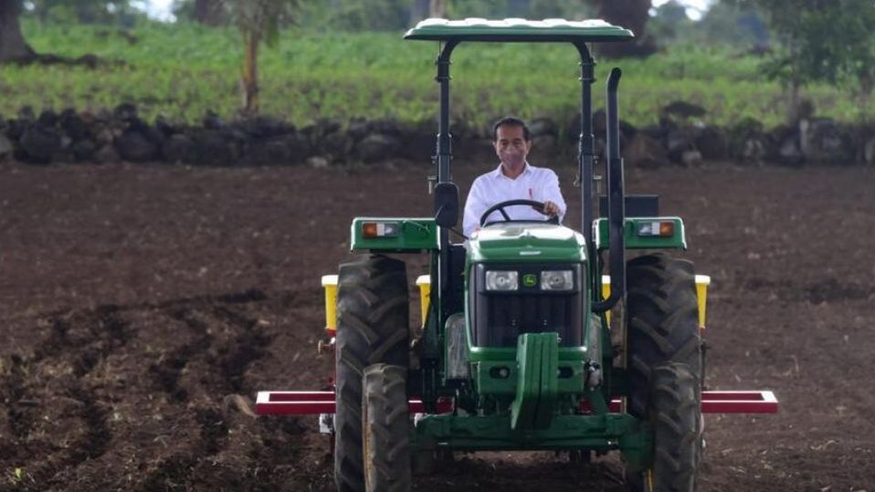 Aksi Jokowi Nyetir Traktor Tanam Jagung di Jeneponto Sulsel