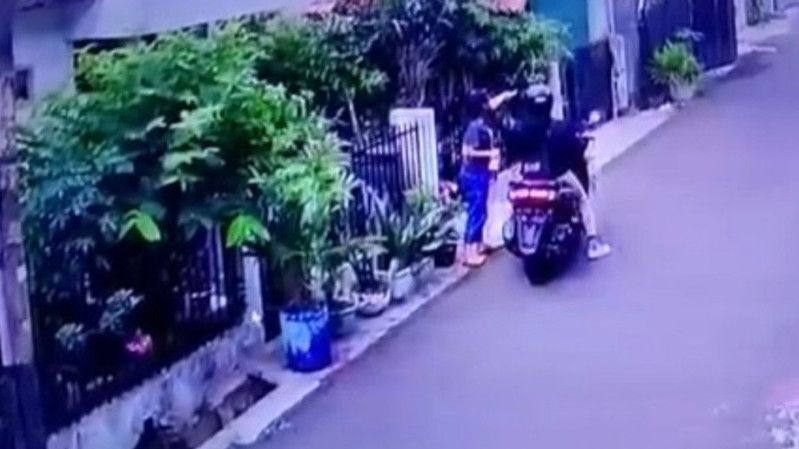 Aksi Begal Payudara di Duren Sawit Modus Tanya Alamat Terekam CCTV, Pelaku Dibekuk Polisi