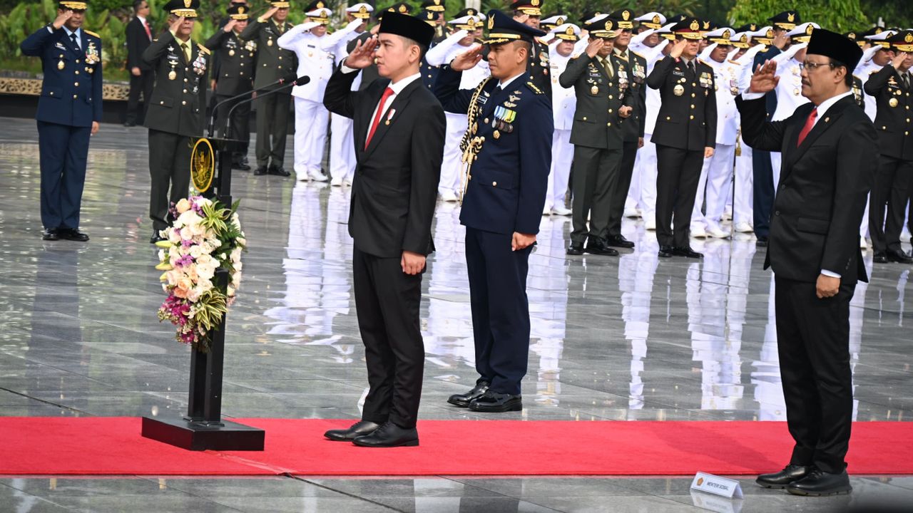 Momen Gibran Pimpin Upcara Hari Pahlawan di TMP Kalibata